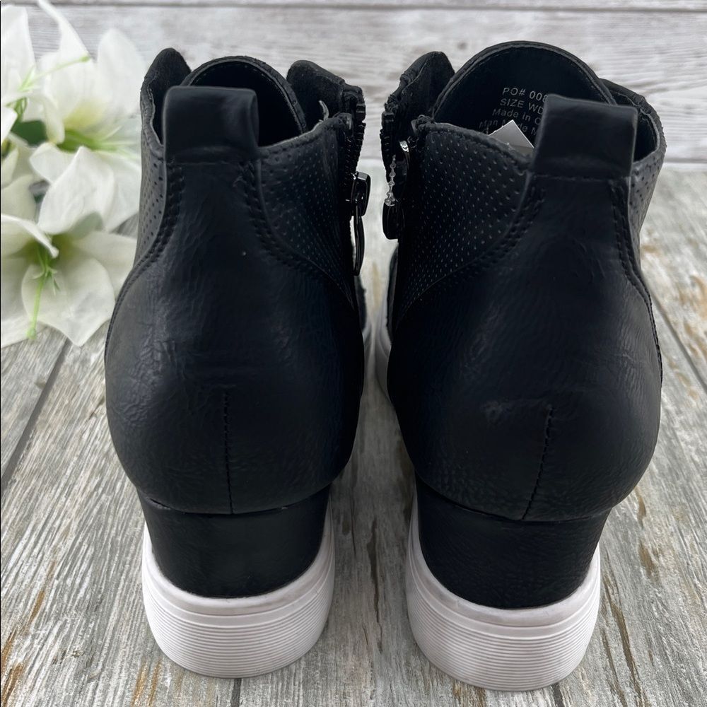 Women’s Journee Collection Black Wedge Sneakers Ankle Booties Shoes Size 9 - Picture 4 of 6